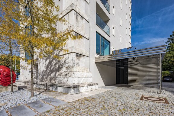 Private carport + garage and entrance