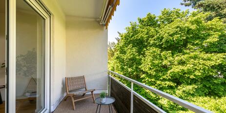 Tastefully renovated 2-bedroom apartment with a panoramic view