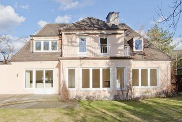 Tastefully renovated villa with southwest garden in prime location near castle park