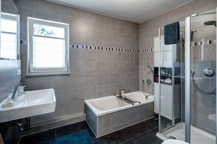 Bad mit Wanne und Dusche