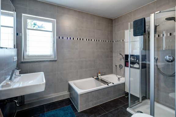 Bad mit Wanne und Dusche