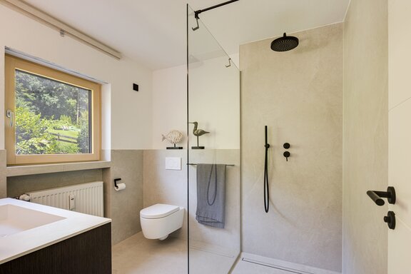 Modernes Duschbad in der DHH