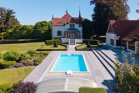 Grenznah zu Deutschland: Luxus-Ensemble mit Park, Pool & Wellness in Velký Šenov