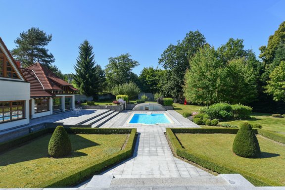 View over the pool into the garden