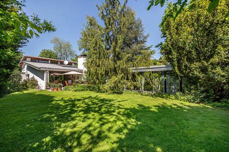 Großes Einfamilienhaus mit Schwimmhalle und Garten