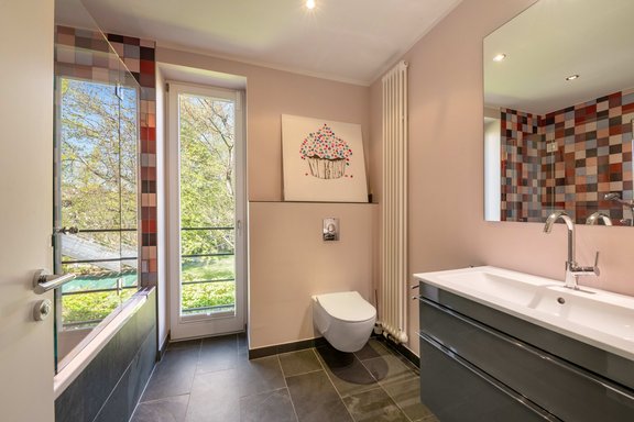 Second children's bathroom on the first floor