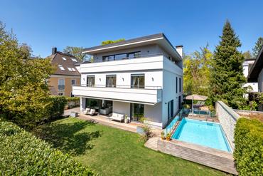 Großzügig, individuell und perfekt für Familien: Exklusive Villa mit Garten und Pool