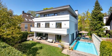 Großzügig, individuell und perfekt für Familien: Exklusive Villa mit Garten und Pool