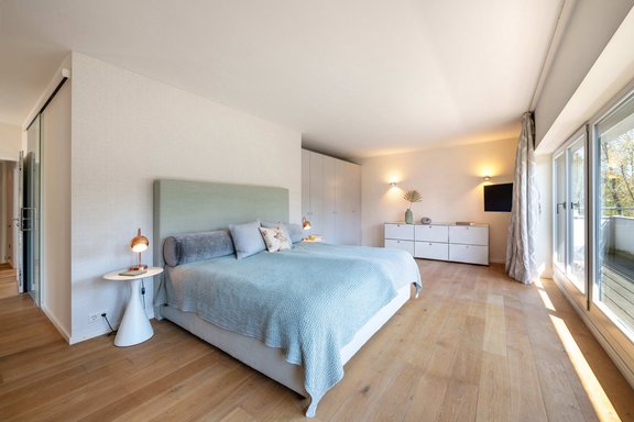 Quiet master bedroom