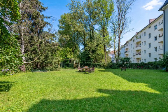 Sonniger Gemeinschaftsgarten zur allgemeinen Nutzung