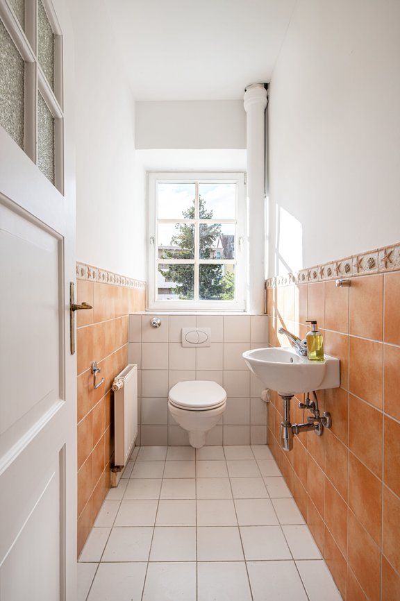 Separates WC mit Fenster