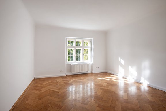 Parkett und Sprossenfenster