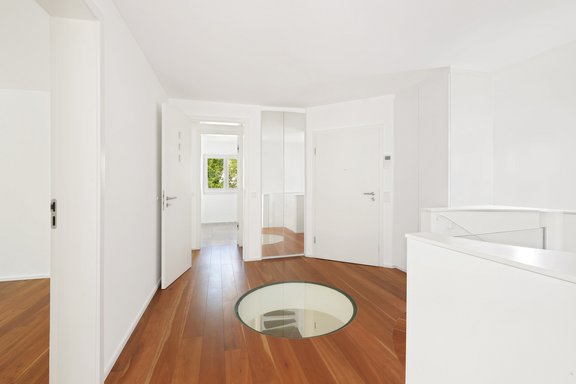 Diele mit Maßeinbauten im Obergeschoss