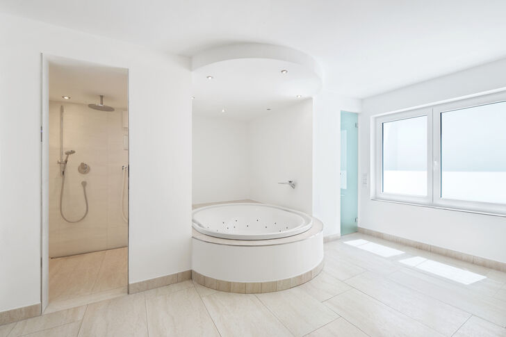 Whirlpool und Walk-in-Dusche
