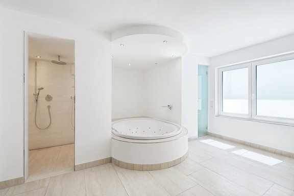 Whirlpool und Walk-in-Dusche