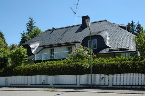 Großzügige 1-2 Familien-Walmdachvilla in absolut ruhiger Bestlage