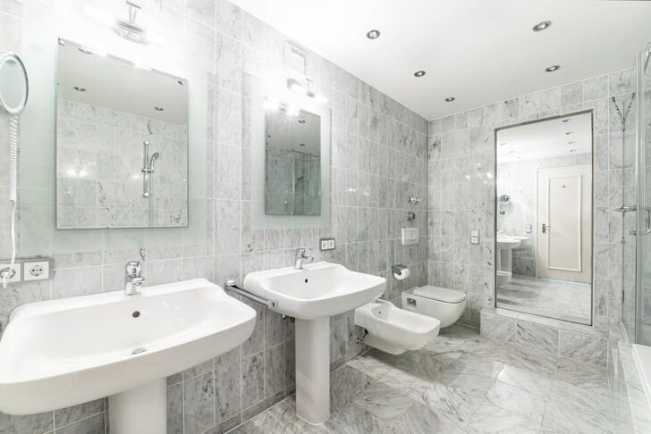 Elegantes Marmorbad