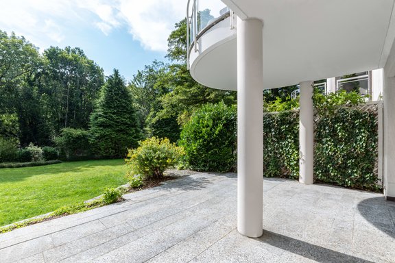 Terrasse und parkähnlicher, gepflegter Gemeinschaftsgarten