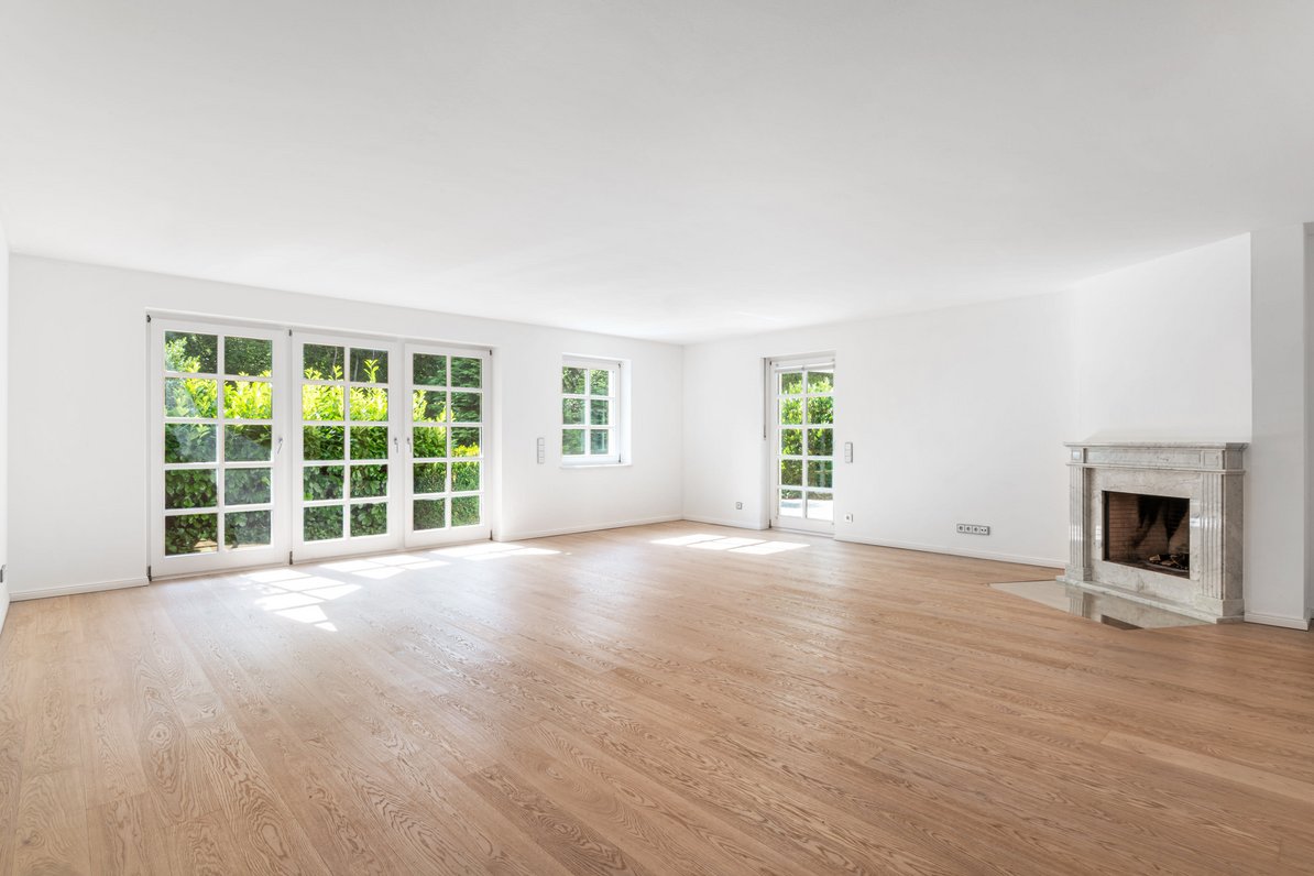 Spacious living/dining area