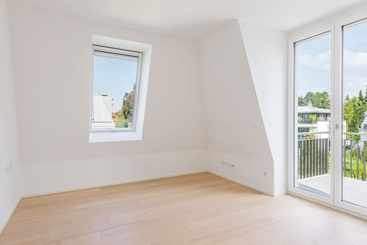 Schlafzimmer mit Balkon zum Innenhof