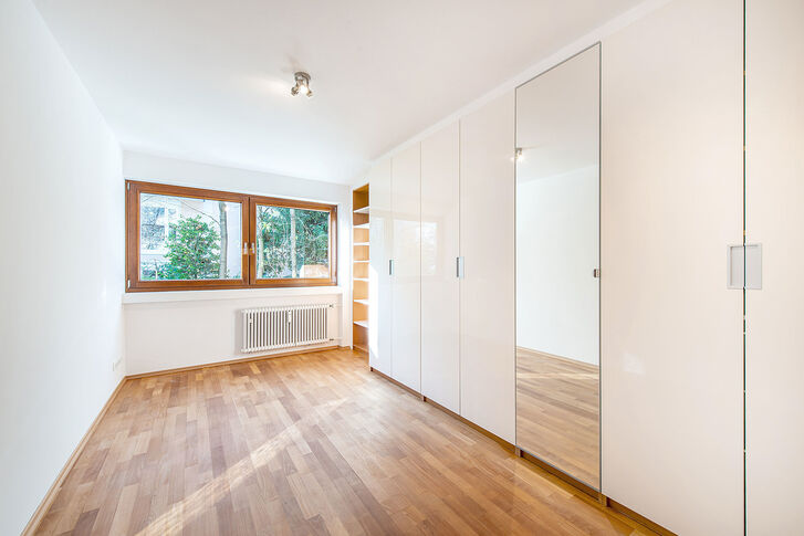 Schlafzimmer mit Einbauten