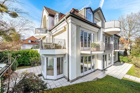 Spacious 3 room garden apartment with extended guest area in best location