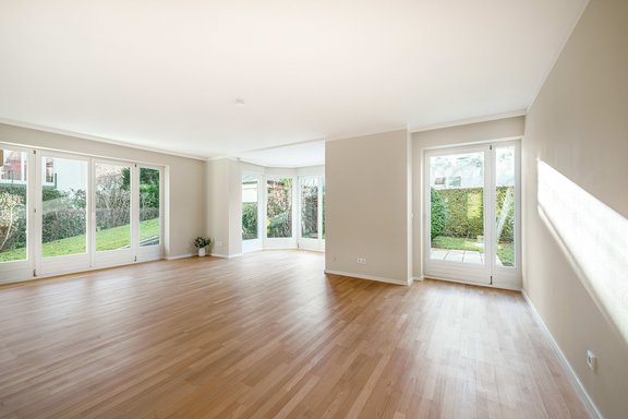 Spacious living/dining area