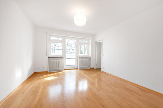 Schlafzimmer mit Bad en suite und Balkonzugang