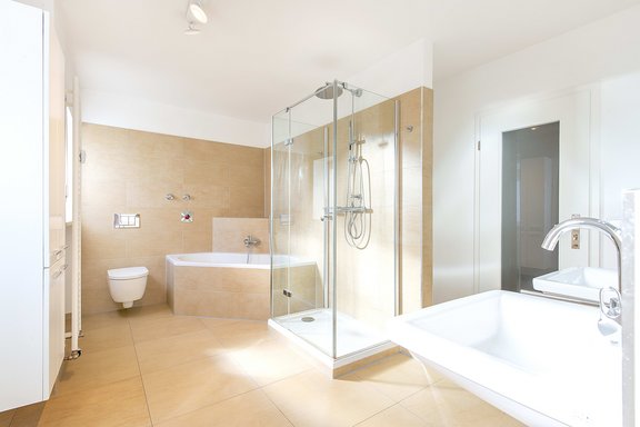 Timeless modern bathroom en suite with tub and shower