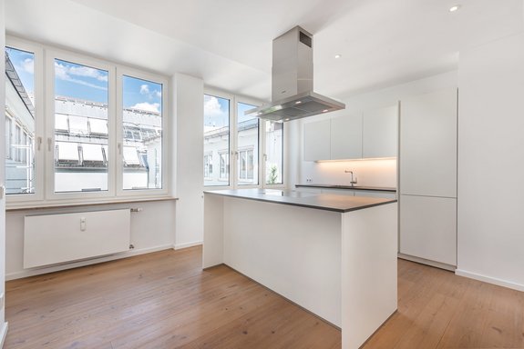 Neuwertige weiße Einbauküche