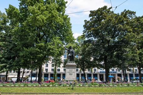 Spacious 3-room apartment with south-facing balcony in quiet courtyard location