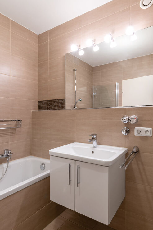 Modernes Badezimmer mit Wanne