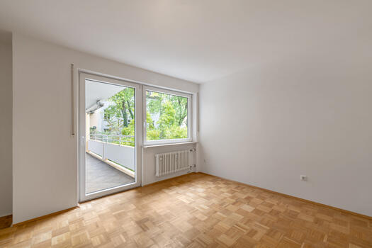 Bedroom with access to the balcony