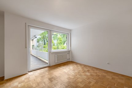 Schlafzimmer mit Zugang zum Balkon