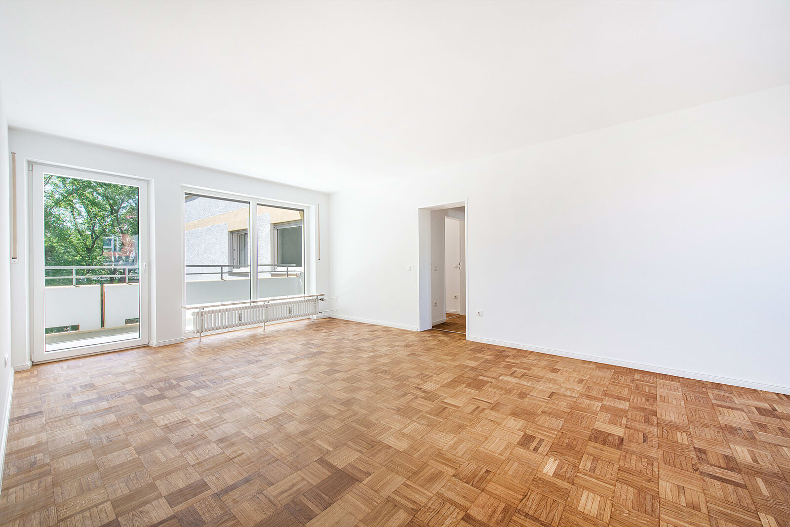Wohnzimmer mit Balkonzugang