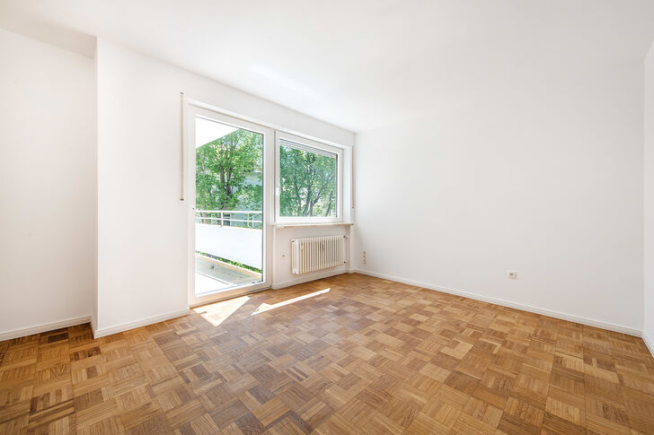 Ruhiges Schlafzimmer mit Balkon
