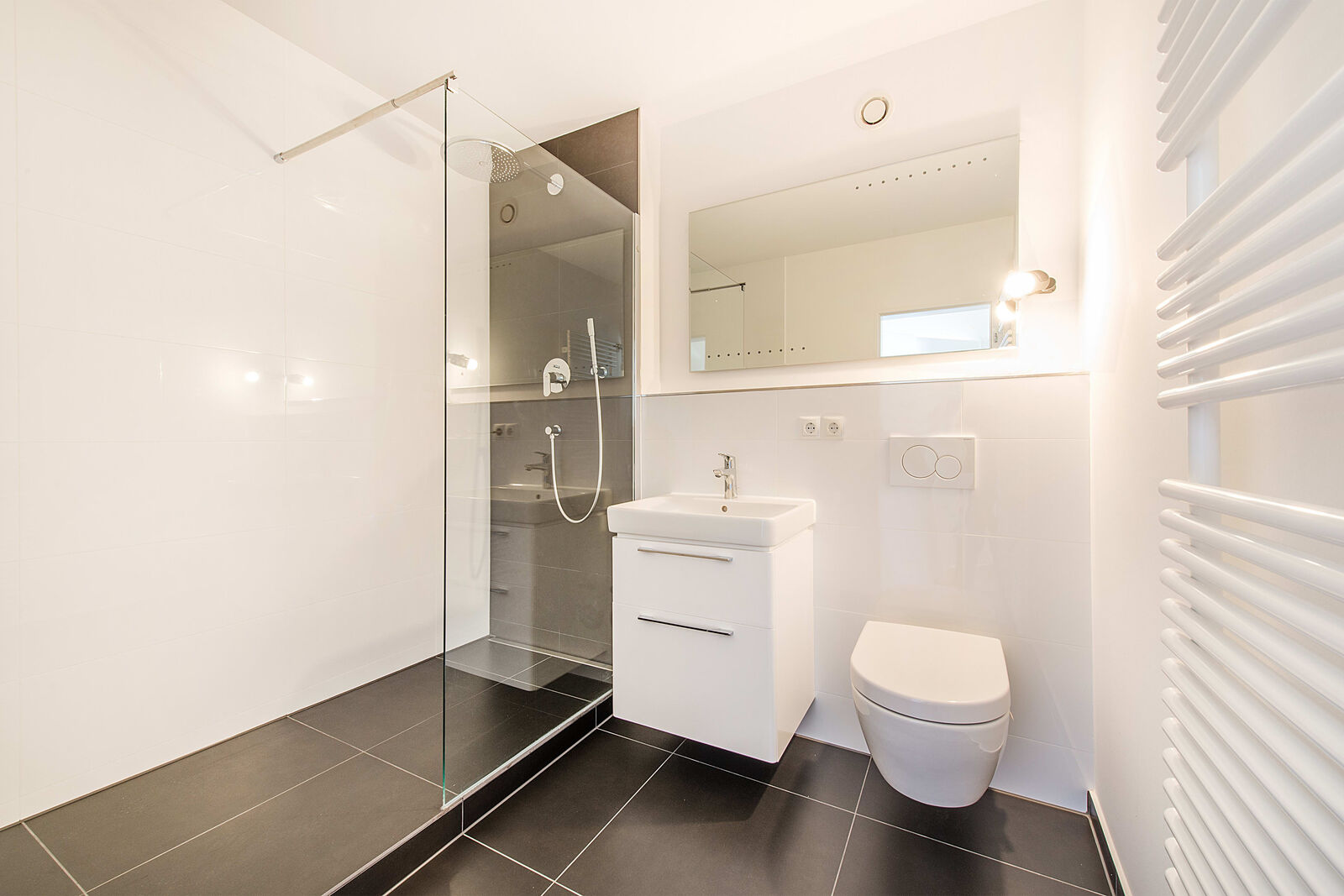 Modernes Badezimmer