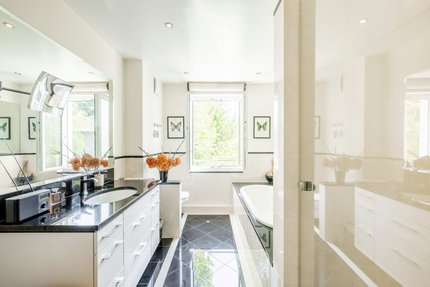 Masterbad mit Wanne und Dusche