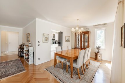 Gut geschnittener Wohn-/Essbereich