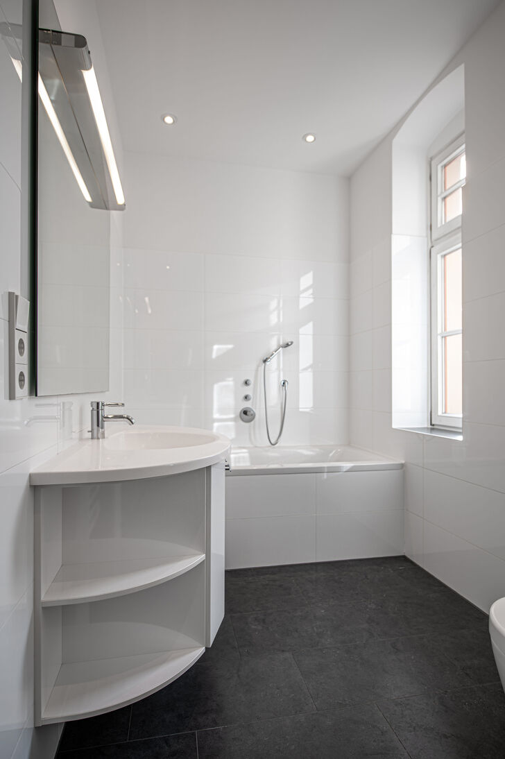 Modernes Wannenbad mit Fenstern