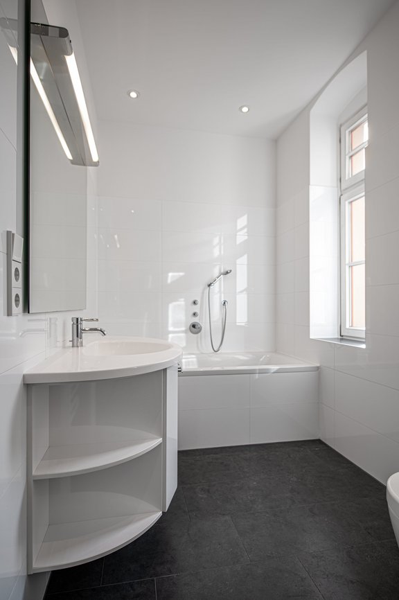 Modernes Wannenbad mit Fenstern