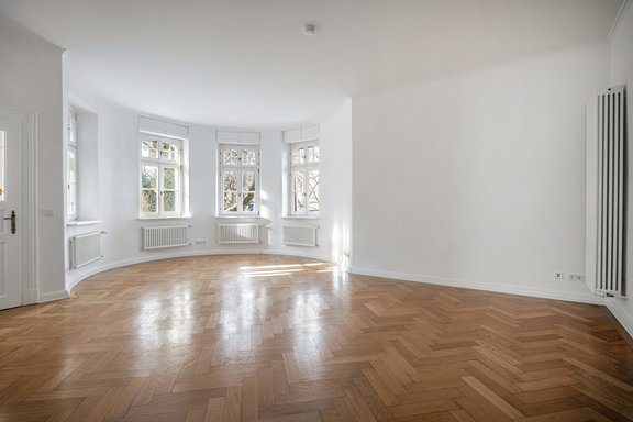 Wohnzimmer mit abgerundetem Erker