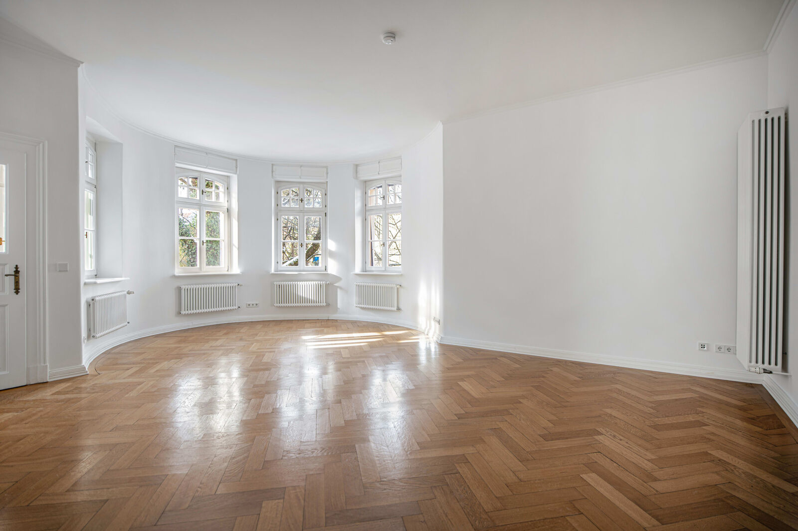Wohnzimmer mit abgerundetem Erker