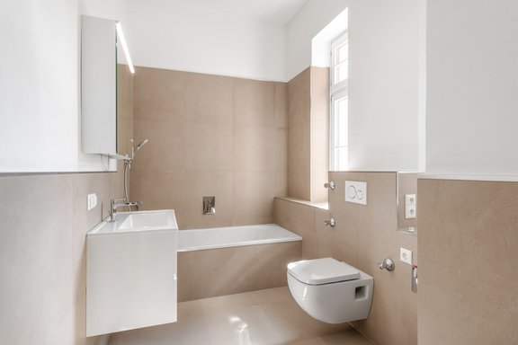 Tageslichtbad mit Wanne