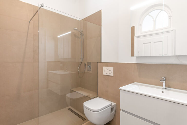 Duschbad mit Rainshower-Dusche