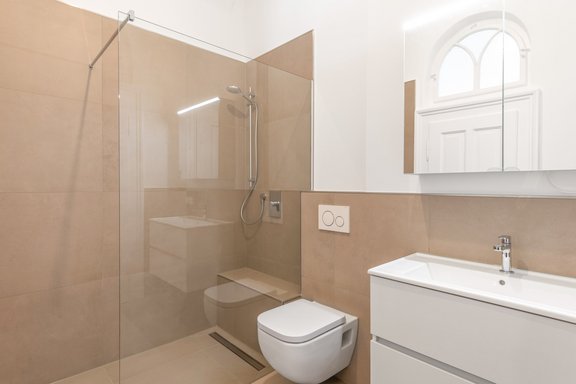 Duschbad mit Rainshower-Dusche