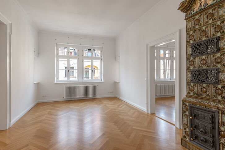 Esszimmer mit schmuckhaften Kachelofen