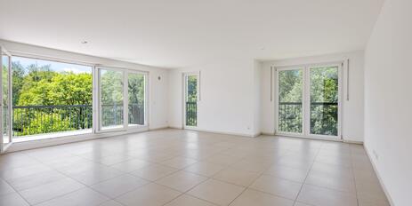 Spacious 4.5-room apartment with light-filled rooms and direct elevator access