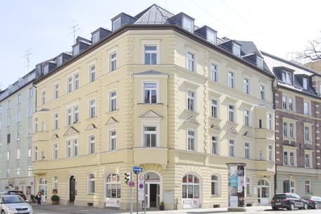 Spacious 4 room old building apartment with sunny south-west facing balcony