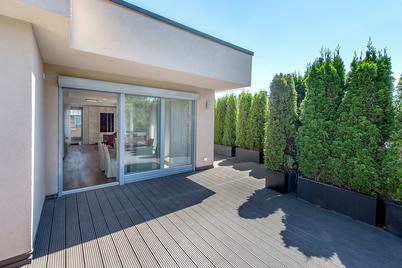 Spacious 4-room penthouse apartment with exclusive furnishings and approx. 100 m² roof terrace
